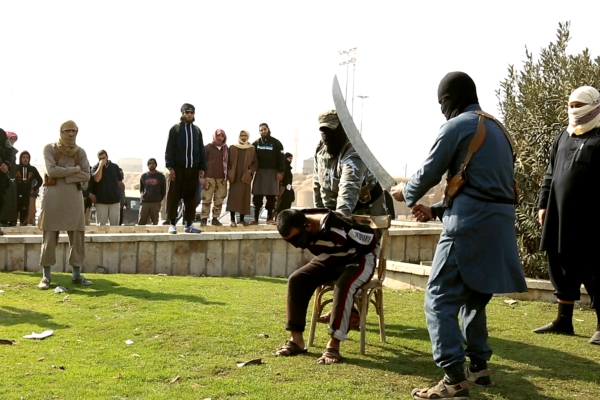 گردن زدن جوان سوری به دست جلاد داعش + عکس گردن زدن جوان سوری به دست جلاد داعش + عکس