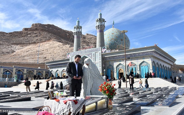 عکس/ ازدواج زوج جوان یزدی بر سر مزار شهید همت