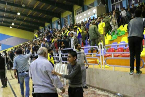گزارش تصویری از جنجال بازی بسکتبال در آبادان گزارش تصویری از جنجال بازی بسکتبال در آبادان