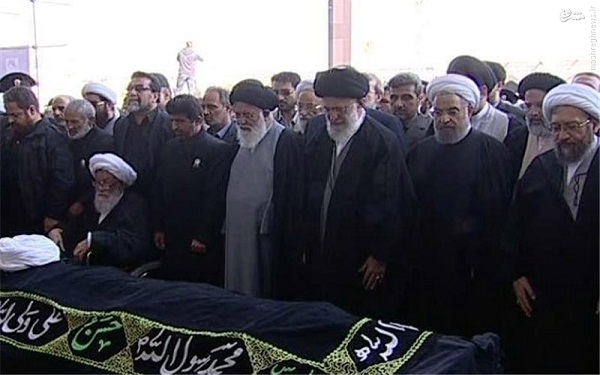 عکس/ اقامه نماز رهبر انقلاب بر پیکر آیتالله واعظ طبسی عکس/ اقامه نماز رهبر انقلاب بر پیکر آیتالله واعظ طبسی