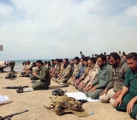 نماز شکر رزمندگان عراقی پس از عملیات + عکس نماز شکر رزمندگان عراقی پس از عملیات + عکس