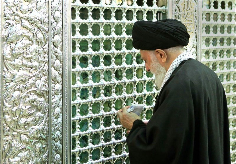 رهبر انقلاب در جوار ضریح حضرت امام رضا(ع)+تصاویر