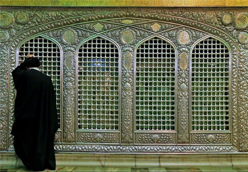 رهبر انقلاب در جوار ضریح حضرت امام رضا(ع)+تصاویر