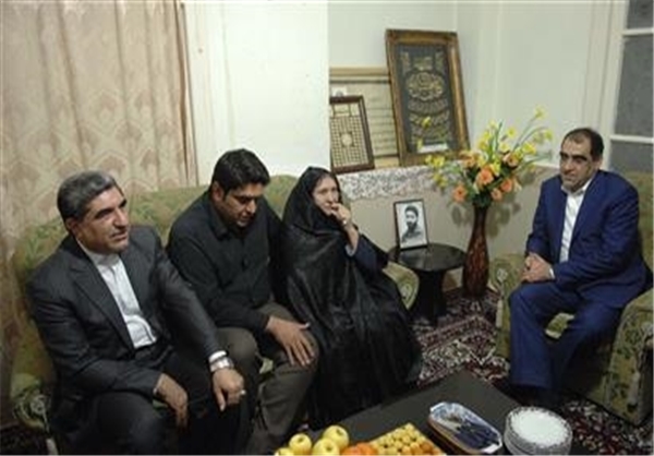 دیدار وزیر بهداشت با خانواده شهید رحیمی + عکس دیدار وزیر بهداشت با خانواده شهید رحیمی + عکس