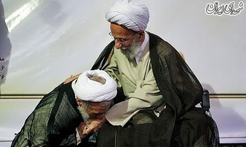 بوسه آیت‌الله صدیقی بر دستان علامه مصباح+عکس
