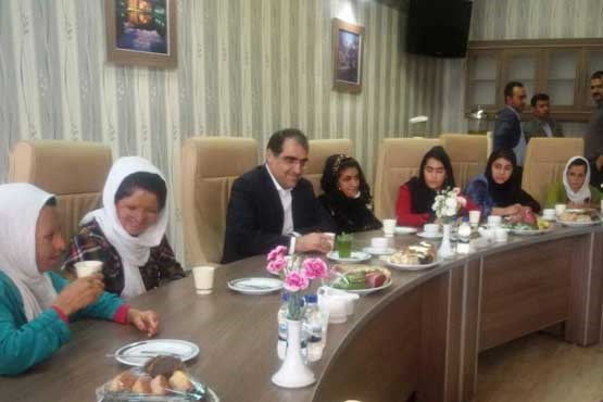 وزیر بهداشت با دختران شینآبادی ناهار خورد+ عکس وزیر بهداشت با دختران شینآبادی ناهار خورد+ عکس
