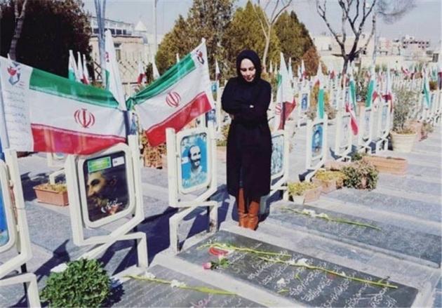 خانم بازیگر در کنار مزار 
