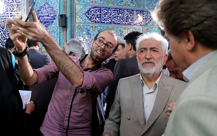 سلفی با محمد غرضی در محل رای گیری +عکس