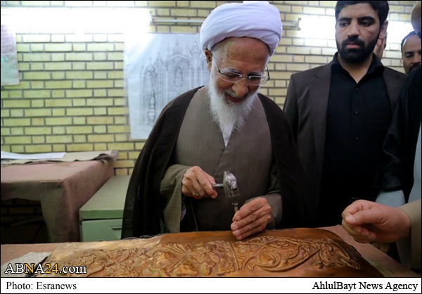 قلمزنی آیتالله جوادی در کارگاه ساخت ضریح+تصاویر قلمزنی آیتالله جوادی در کارگاه ساخت ضریح+تصاویر