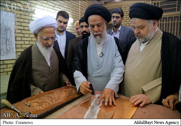 قلمزنی آیتالله جوادی در کارگاه ساخت ضریح+تصاویر قلمزنی آیتالله جوادی در کارگاه ساخت ضریح+تصاویر