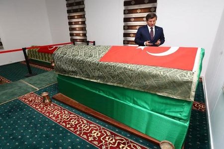 زیارت قاچاقی نخستوزیر ترکیه در سوریه!+عکس زیارت قاچاقی نخستوزیر ترکیه در سوریه!+عکس