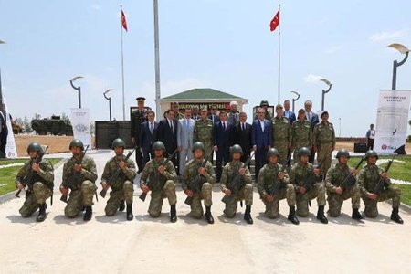 زیارت قاچاقی نخستوزیر ترکیه در سوریه!+عکس زیارت قاچاقی نخستوزیر ترکیه در سوریه!+عکس