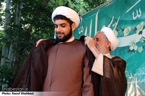 عمامه‌گذاری با حضور علامه مصباح یزدی+عکس