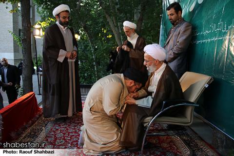 عمامه‌گذاری با حضور علامه مصباح یزدی+عکس