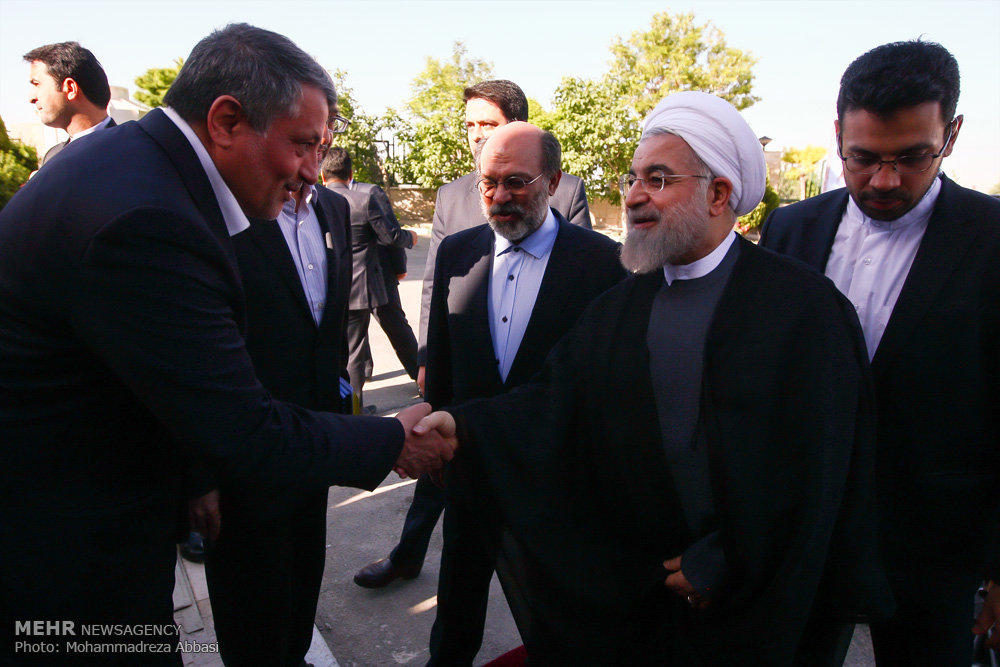 مصافحه فرزندان هاشمی با روحانی و فریدون +عکس