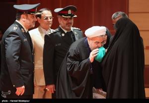 بوسه روحانی بر پیشانی نوزاد شهید دانایی‌فر+عکس
