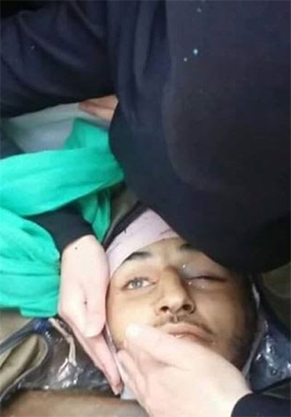 آخرین بوسه مادر بر پیکر فرزند شهیدش+عکس