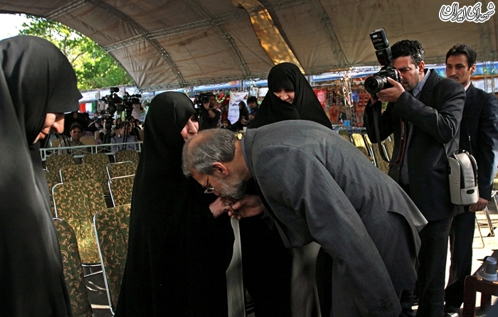 بوسه لاریجانی بر دست مادرهمسرش+عکس بوسه لاریجانی بر دست مادرهمسرش+عکس
