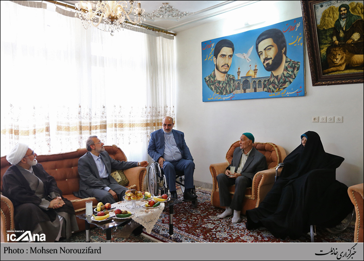 دیدار رئیس مجلس با خانواده شهیدان آذرنگ دیدار رئیس مجلس با خانواده شهیدان آذرنگ