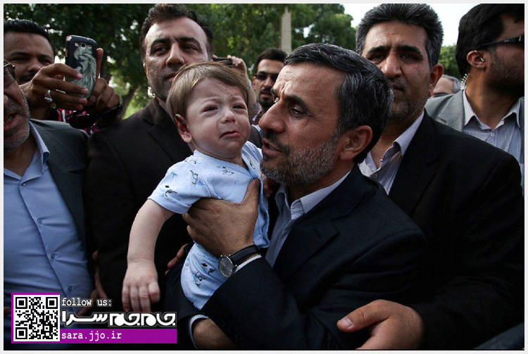 تلاش احمدینژاد برای آرام کردن کودک گریان+عکس تلاش احمدینژاد برای آرام کردن کودک گریان+عکس