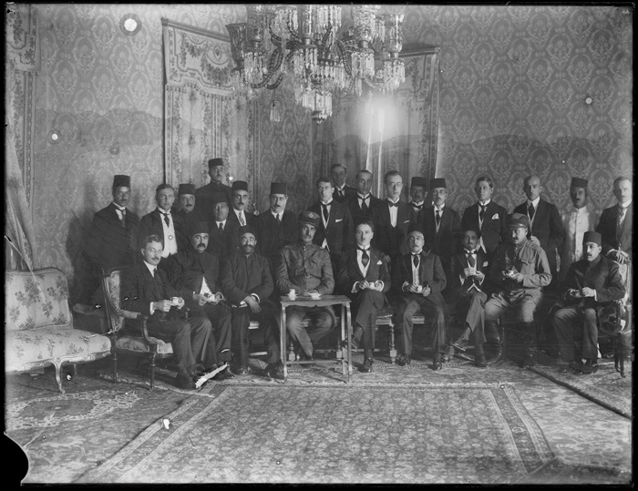 عکس / رضا شاه در سفارت روسیه