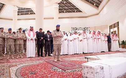 نماز پسر ملک سلمان بر جنازه فرمانده + عکس نماز پسر ملک سلمان بر جنازه فرمانده + عکس