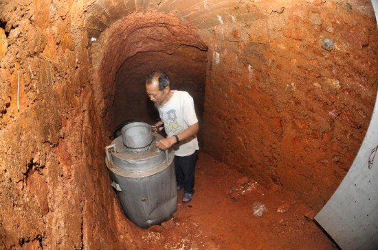 زندگی ۱۰ساله درغار بهدلیل طلاق+تصاویر زندگی ۱۰ساله درغار بهدلیل طلاق+تصاویر