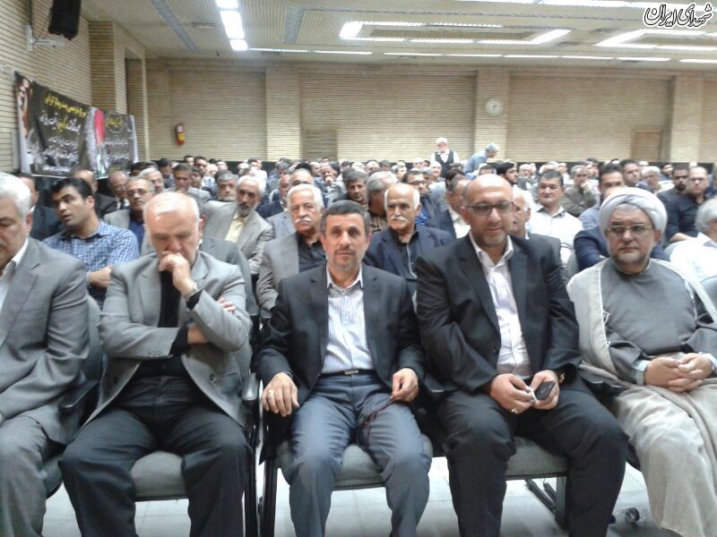 حضور احمدی‌نژاد در ختم همسر رحیمی +عکس