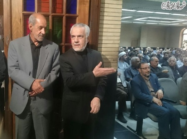 حضور احمدی‌نژاد در ختم همسر رحیمی +عکس