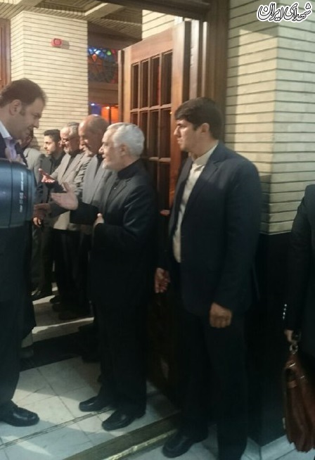 حضور احمدی‌نژاد در ختم همسر رحیمی +عکس