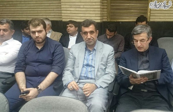 حضور احمدی‌نژاد در ختم همسر رحیمی +عکس
