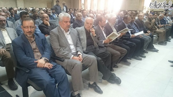 حضور احمدی‌نژاد در ختم همسر رحیمی +عکس