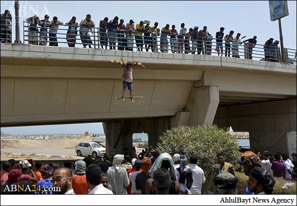 انتقام القاعده یمن از دو جاسوس سعودی+ عکس انتقام القاعده یمن از دو جاسوس سعودی+ عکس