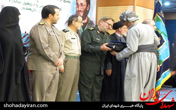 احترام نظامی سرداران به خانواده شهدا در یک همایش احترام نظامی سرداران به خانواده شهدا در یک همایش