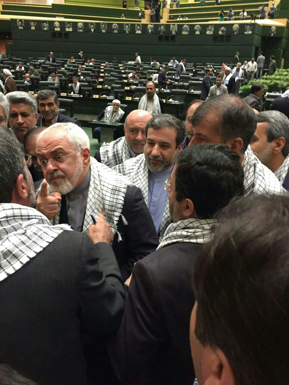 عکسی منتشر نشده از ظریف در یک نزاع