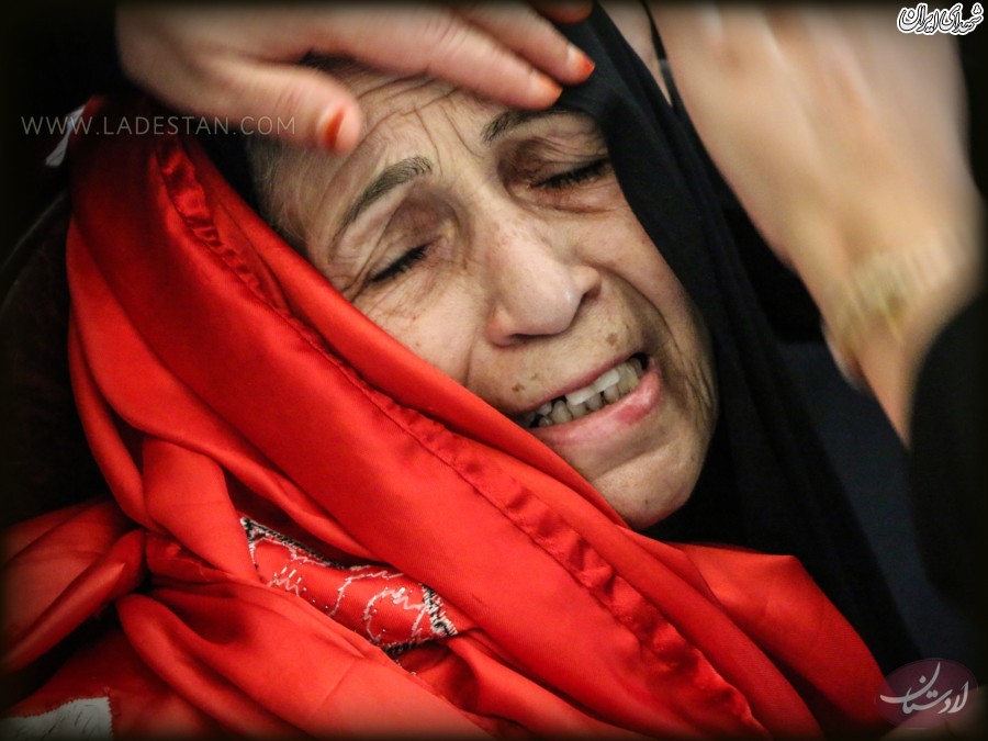 لحظه وداع خانواده شهید موحدی با پیکر او +تصاویر