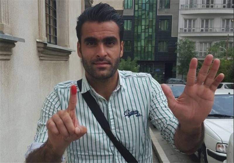 سنگربان جدید پرسپولیس با نشان دادن عدد ۶ + عکس سنگربان جدید پرسپولیس با نشان دادن عدد ۶ + عکس