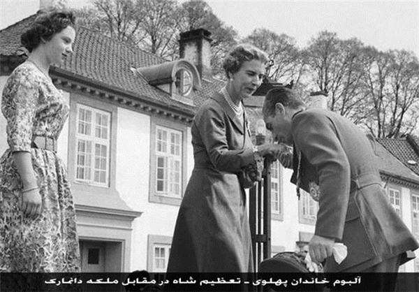 بوسیدن دست ملکه دانمارک توسط محمدرضا پهلوی +عکس بوسیدن دست ملکه دانمارک توسط محمدرضا پهلوی +عکس