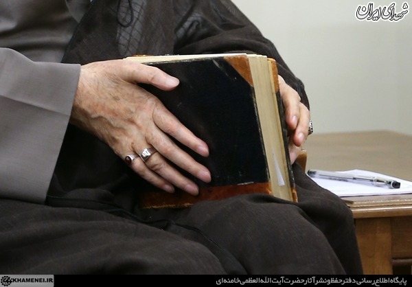 کتابی که رهبرانقلاب در دیدار با هیئت دولت آورد+عکس کتابی که رهبرانقلاب در دیدار با هیئت دولت آورد+عکس