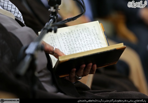 کتابی که رهبرانقلاب در دیدار با هیئت دولت آورد+عکس کتابی که رهبرانقلاب در دیدار با هیئت دولت آورد+عکس