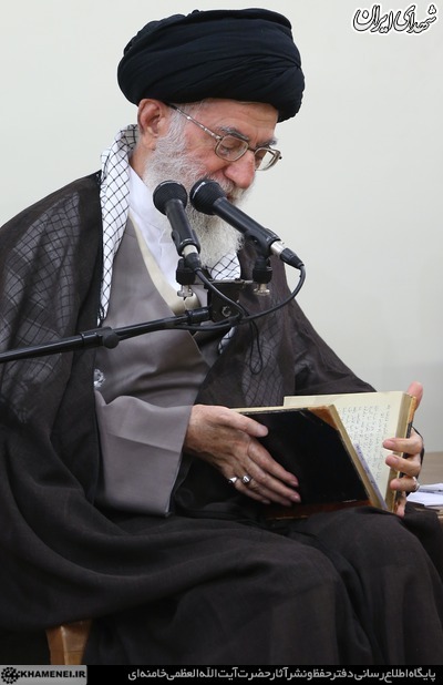 کتابی که رهبرانقلاب در دیدار با هیئت دولت آورد+عکس کتابی که رهبرانقلاب در دیدار با هیئت دولت آورد+عکس