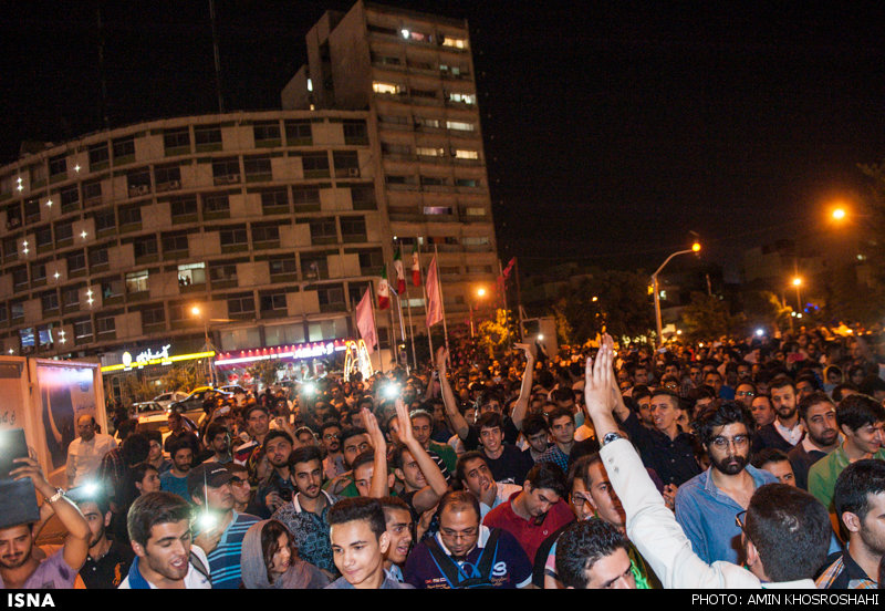جشن و سرور هوادارن دولت پس از توافق +تصاویر جشن و سرور هوادارن دولت پس از توافق +تصاویر