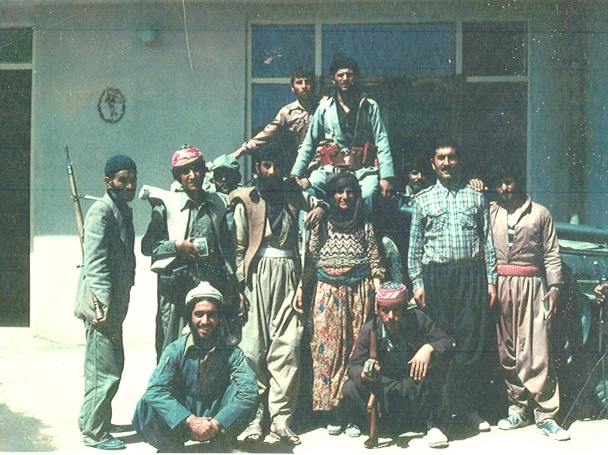 عکس/مادر یک شهید در جمع پیشمرگان کُرد عکس/مادر یک شهید در جمع پیشمرگان کُرد