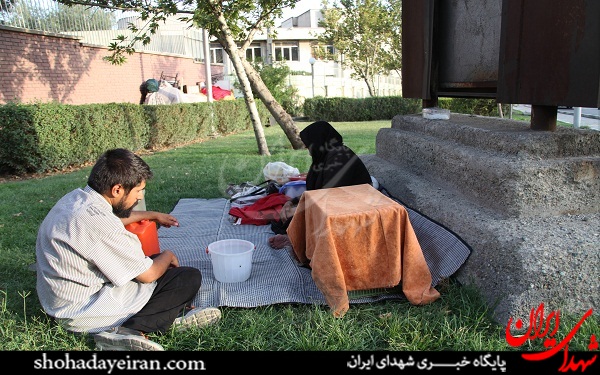 زندگی خواهر شهید در گوشه خیابان+ عکس زندگی خواهر شهید در گوشه خیابان+ عکس