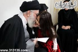 شاید هنوز باور نداشت که دیگر پدرش نیست!+عکس شاید هنوز باور نداشت که دیگر پدرش نیست!+عکس