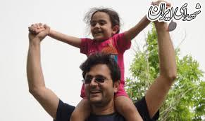 شاید هنوز باور نداشت که دیگر پدرش نیست!+عکس شاید هنوز باور نداشت که دیگر پدرش نیست!+عکس