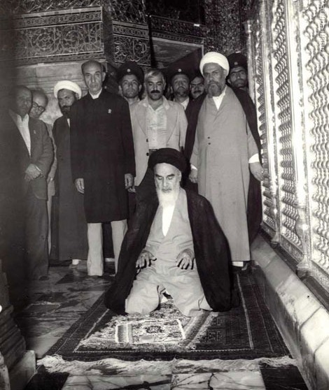 نماز حضرت امام در حرم حضرت معصومه(س)+عکس