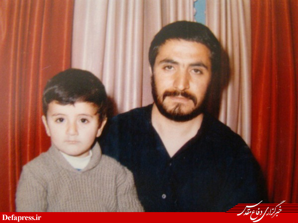 عکس یادگاری فرزند سردار شهید قنبرلو عکس یادگاری فرزند سردار شهید قنبرلو