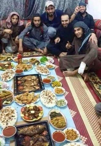 سفره های مجلل افطار داعشی ها + تصاویر سفره های مجلل افطار داعشی ها + تصاویر