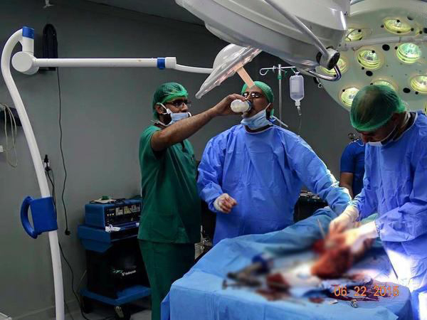 افطار یک جراح عراقی در اتاق عمل + عکس افطار یک جراح عراقی در اتاق عمل + عکس